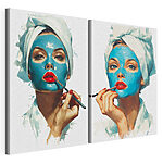 Modularer Leinwanddruck Collage einer Frau, die eine blaue Maske aufträgt